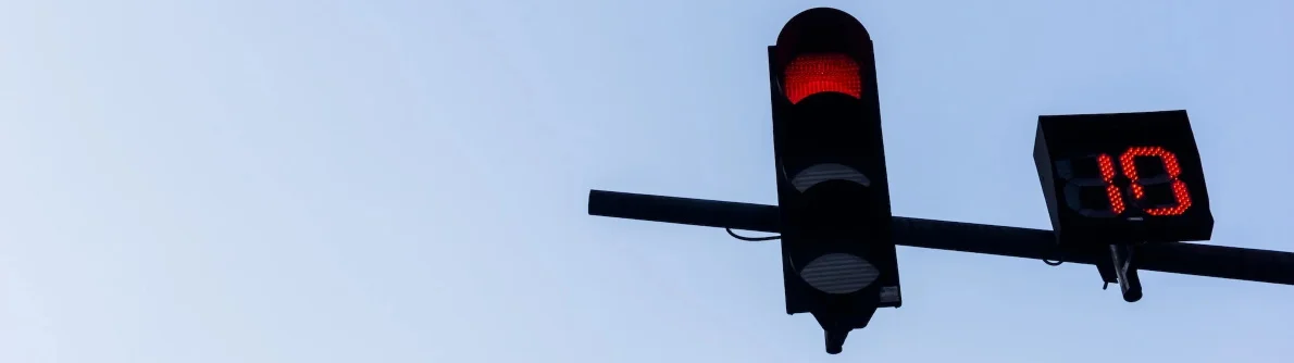 Когда проезд на красный сигнал светофора не запрещен?